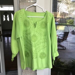 ❣️EUC Beautiful embroidery on this top.